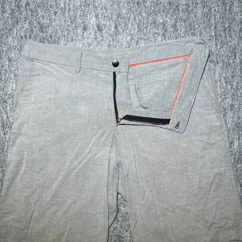 Lululemon Commission Shorts Men 38 x 11 Light Gray Chino Casual Summer Logo